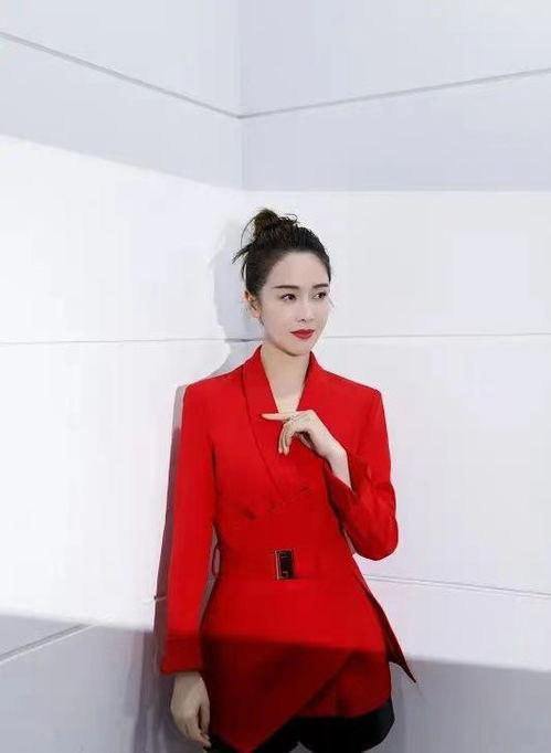 穿阿玛尼红西装的女网红,阿玛尼红西装女网红惊艳亮相