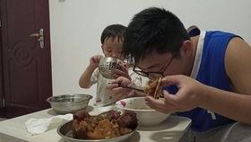 父子吃瓜喂药视频大全,趣味吃瓜喂药视频大盘点