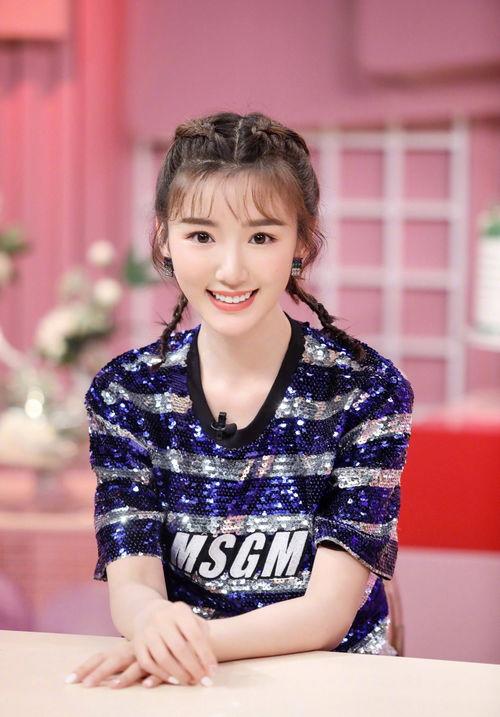 长发明星毛晓彤,长发飘飘，演绎时尚与魅力的完美融合